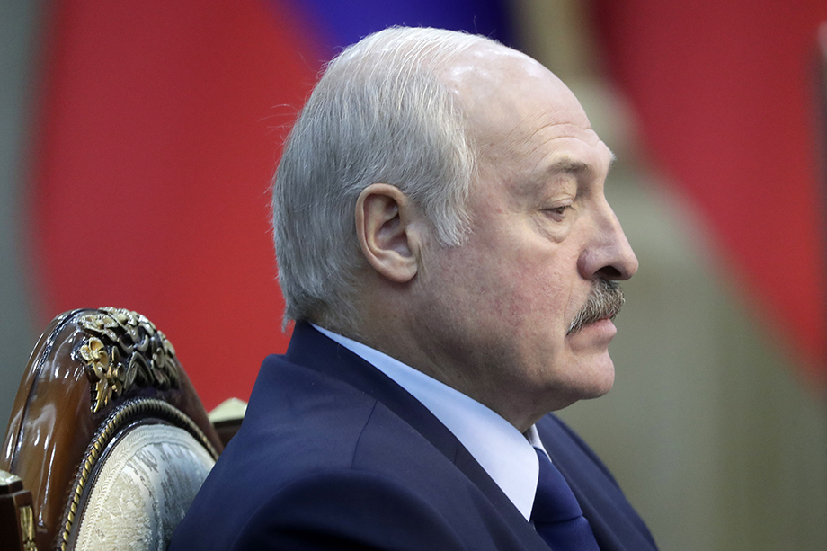 Глава государства считает, что только он может защитить Белоруссию.