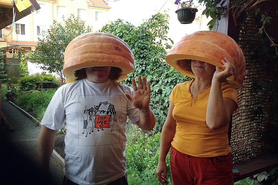 Отпускное фото Скрипкова с тыквами на голове выдаёт способность к самоиронии.