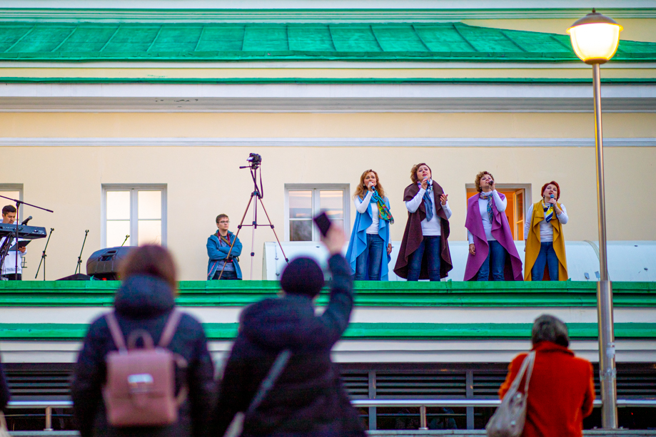 Программа фестиваля «Хоры и А капелла» на крыше Музея истории Екатеринбурга.