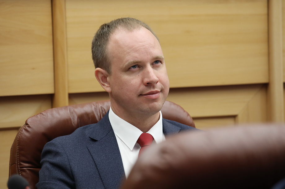 По версии следствия, Левченко организовал преступную схему, в результате чего Иркутской области был причинён ущерб в особо крупном размере, превышающем 185 млн рублей.