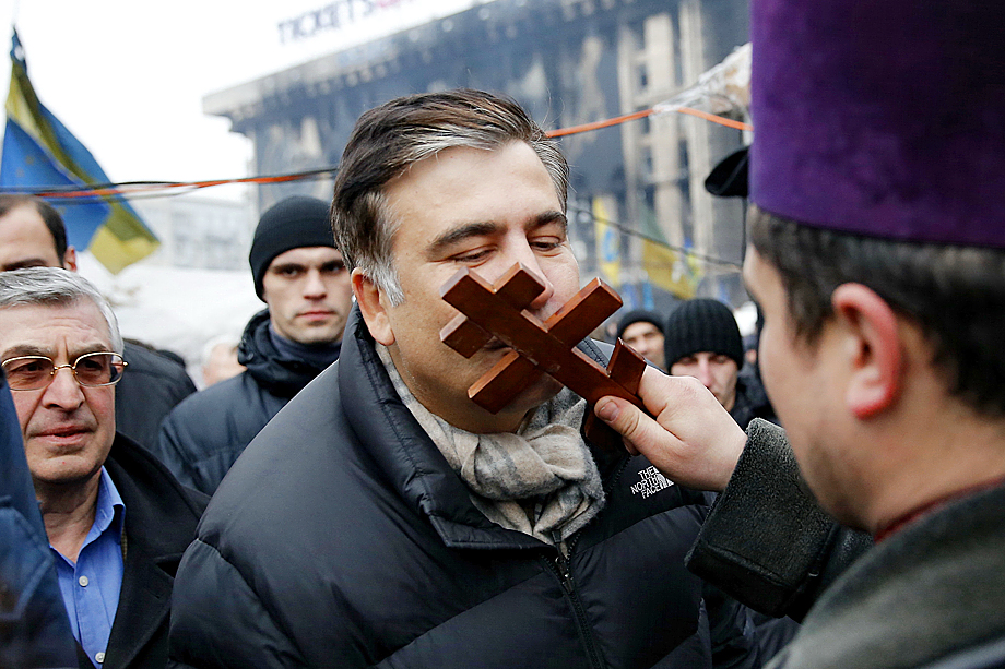 К тому же протоиерей при каждом удобном случае козыряет связями с экс-президентом Грузии Саакашвили.