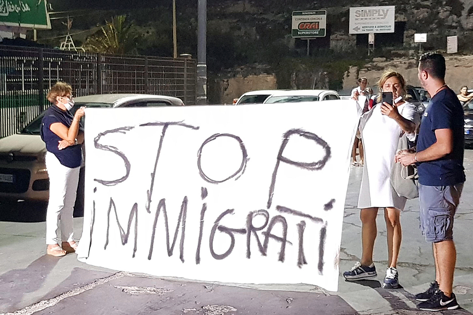 Призыв к принятию новых мигрантов вызвал раздражение у итальянцев, выступающих против превращения страны в лагерь для беженцев.