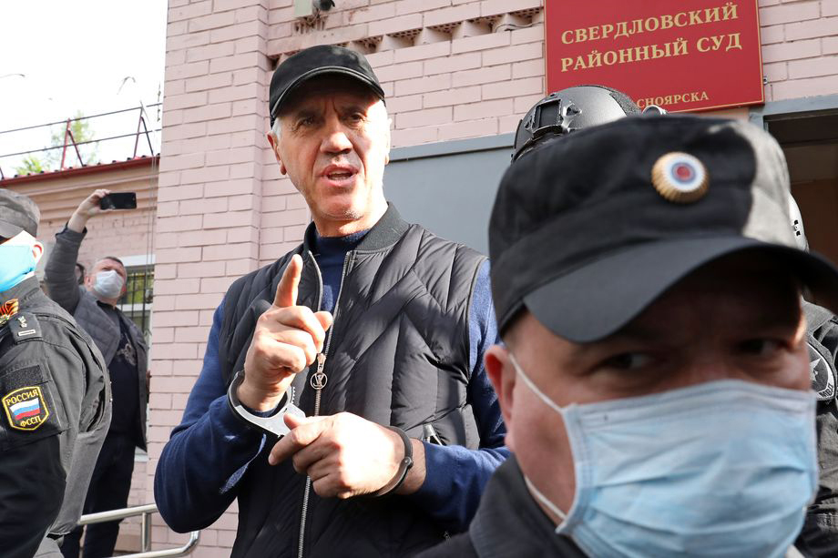 Накануне Анатолию Быкову изменили меру пресечения на домашний арест.