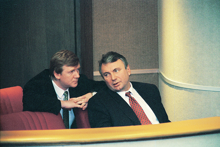 В своё время схема залоговых аукционов была поддержана первым вице-премьером Анатолием Чубайсом (на фото слева) и вице-премьером Олегом Сосковцом (на фото справа).