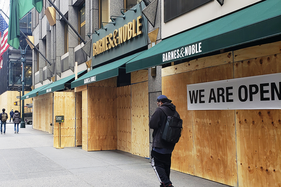 Заколоченные фанерными щитами окна и двери магазинов на Пятой авеню в Нью-Йорке – хороший показатель беспомощности властей.
