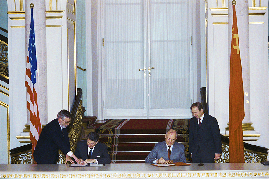 Подписание ратификационных грамот о введении в действие советско-американского Договора о ликвидации ракет средней дальности и меньшей дальности генеральным секретарём ЦК КПСС Михаилом Горбачёвым и президентом США Рональдом Рейганом. 1 июня 1988 года.