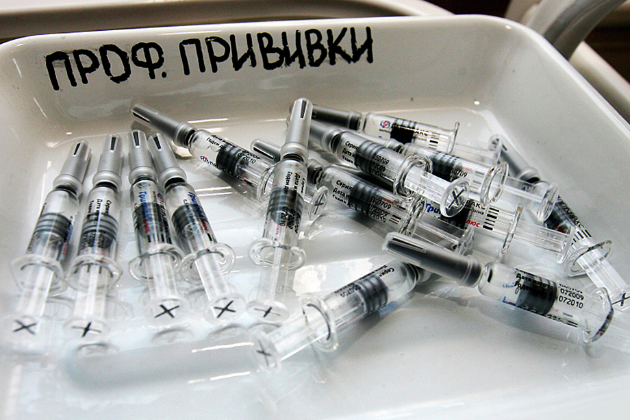 На сегодняшний день вакцинация от коронавируса не входит в календарь профилактических прививок и прививок по эпидемическим показаниям, утверждённый Минздравом РФ.