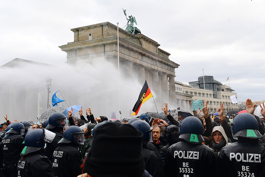 По улицам Берлина прошла семитысячная демонстрация против принятия закона и введения новых ограничительных мер по борьбе с коронавирусом.