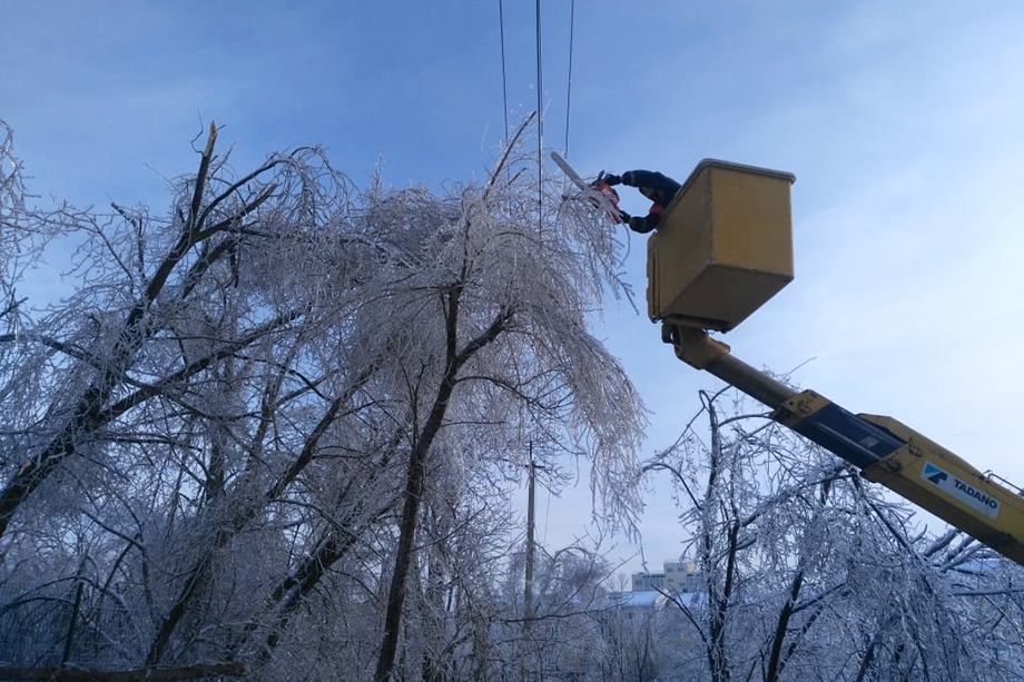 Непогода в регионе вызвала обрывы линий электропередачи, падение деревьев и конструкций.