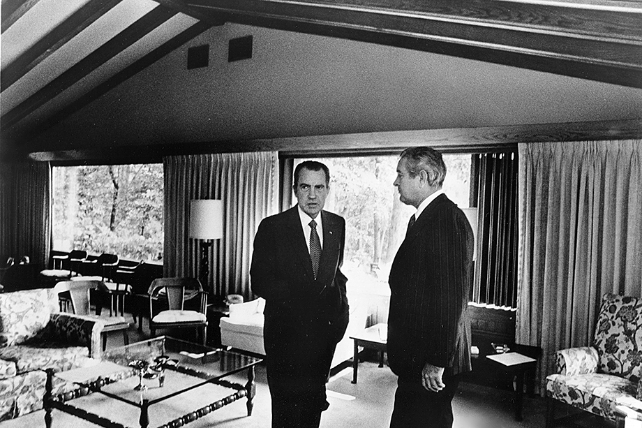 13 августа 1971 года президент США Ричард Никсон провёл в Кэмп-Дэвиде секретное совещание, на котором присутствовали 15 советников. Среди них были директор административно-бюджетного управления Джордж Шульц, министр финансов Джон Конналли, его заместитель Пол Волкер и глава ФРС США Артур Бёрнс.