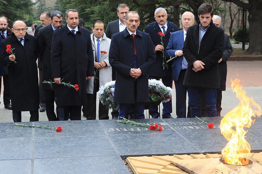 Хасан Дженгиз (на переднем плане в центре) во время возложения цветов к Вечному огню во время официального визита в Крым делегации турецких политиков и представителей бизнес-кругов. 2016 год.