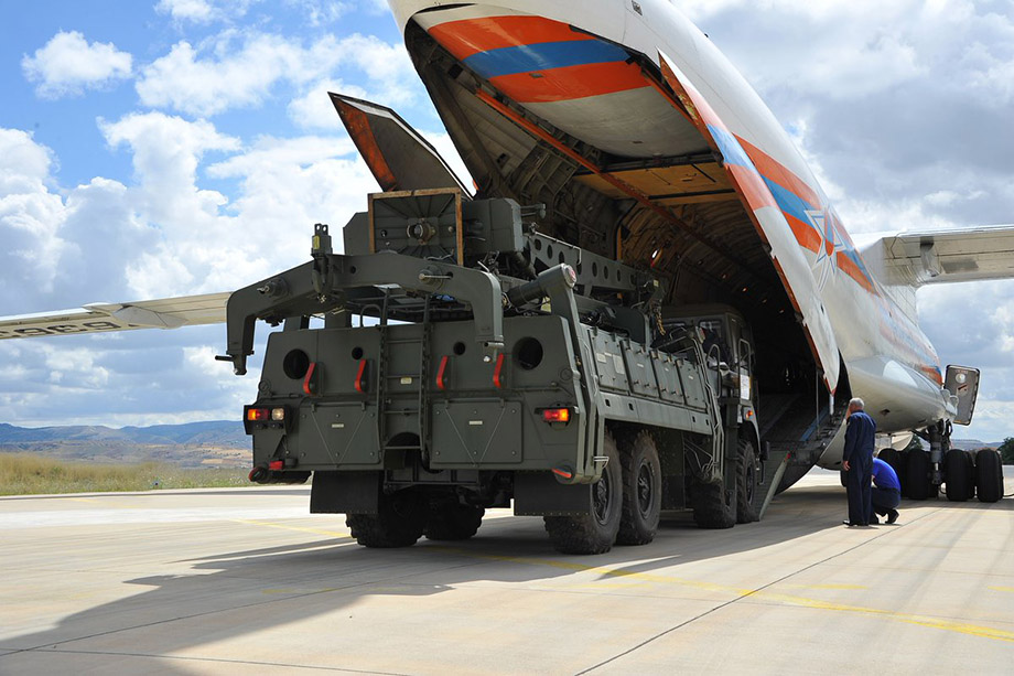 Первая партия компонентов зенитно-ракетных комплексов С-400 доставлена российским военным самолетом на авиабазу в Анкаре. 2019 год.