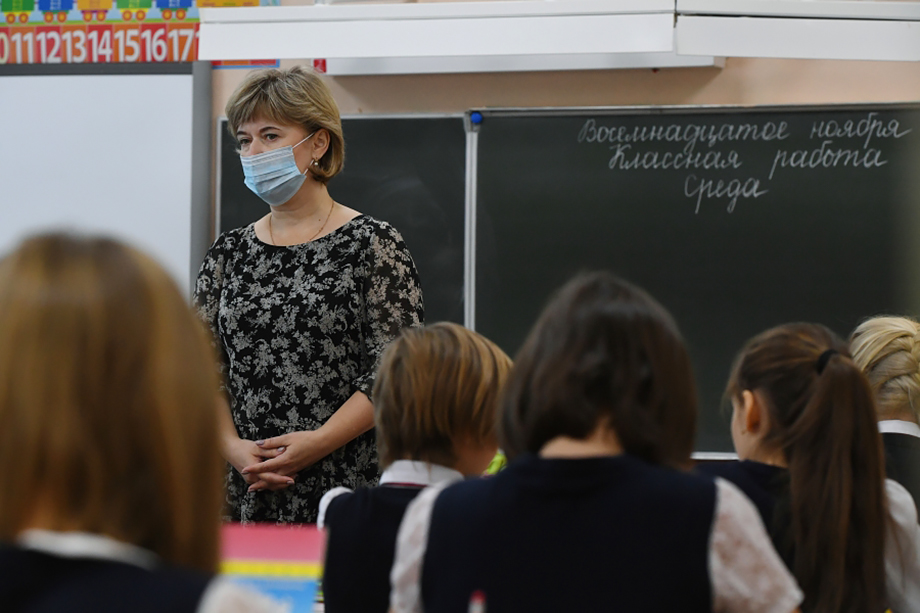 Сейчас правила по организации работы школ, детсадов, оздоровительных лагерей и иных учреждений действуют до конца 2020 года.