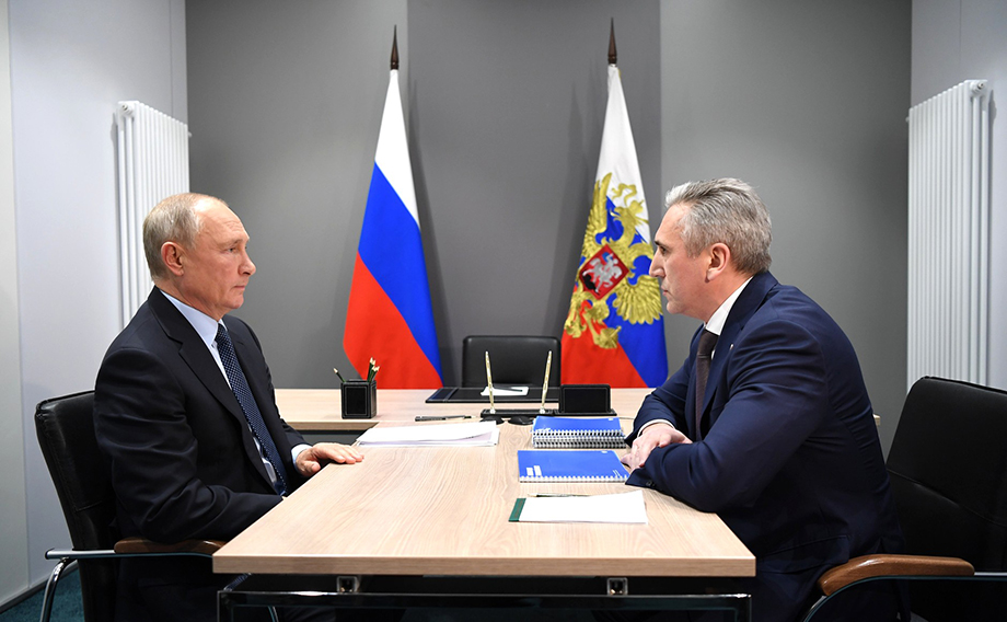 Встреча Владимира Путина с Александром Моором состоялась в рамках визита президента в Тюменскую область.