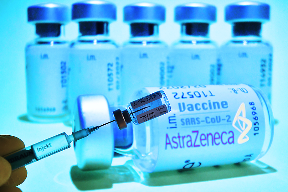 Великобритания закупила 100 млн ампул разработанной в Оксфорде совместно с итальянцами вакцины AstraZeneca.