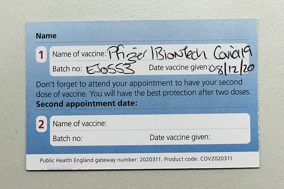 Карточка учёта вакцинации против COVID-19 в больнице Royal Victoria в Белфасте, Северная Ирландия, Великобритания.