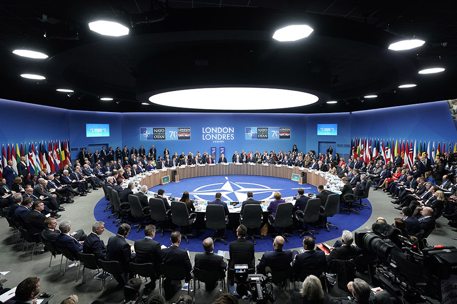 Бюрократическая машина НАТО состоит из 19 комитетов, двух региональных командований ВС разного подчинения, пяти штабов и нескольких десятков структур, обслуживающих альянс.