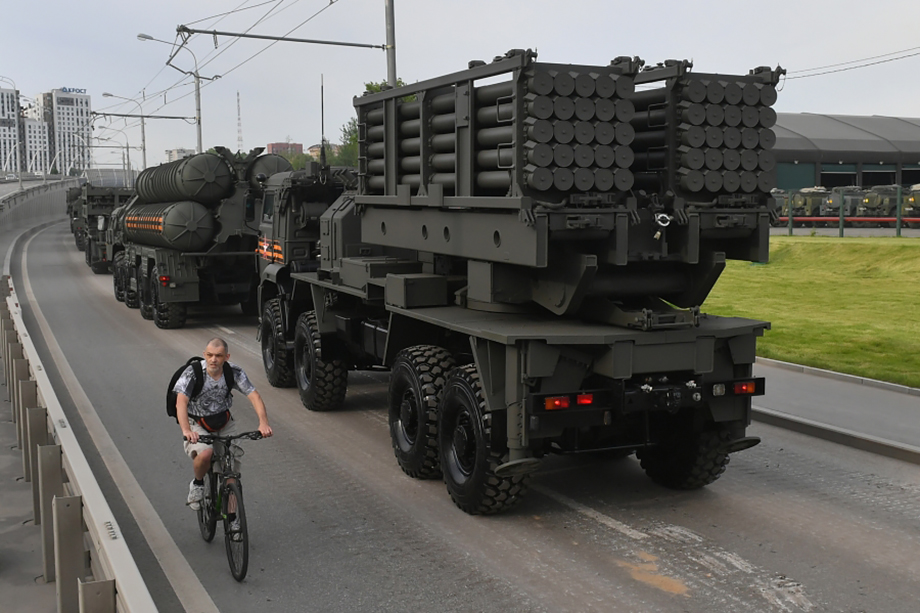 Система включает боевую машину на шасси высокой проходимости, транспортно-заряжающую машину и транспортно-пусковые контейнеры, снаряжённые минами различных типов.