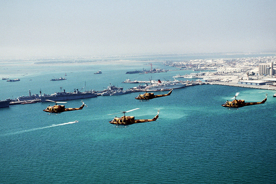 Вертолёты UH-1 «Ирокез» после операции «Буря в пустыне» у берегов Манамы. 19 марта 1991 года.