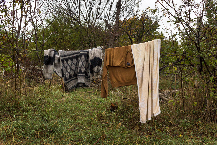 Жители «Теремка» стирают вещи вручную и сушат их на улице.