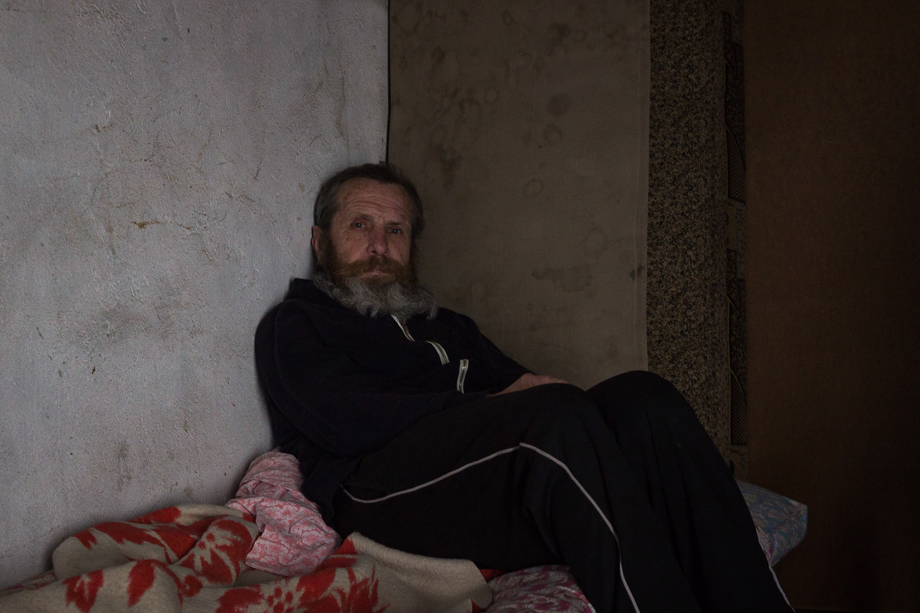 Тимофей, 63 года. Родился во Владикавказе, родственников нет. Тимофей стал жертвой мошенников по сделкам с недвижимостью. Волонтёры забрали его из дома, который перешёл к новым собственникам.