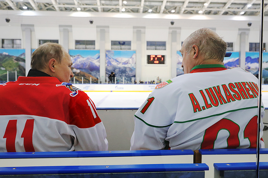 Александру Лукашенко очень нужен был этот мировой хоккейный чемпионат в Белоруссии хотя бы для того, чтобы уйти в шлеме и с клюшкой в руках.
