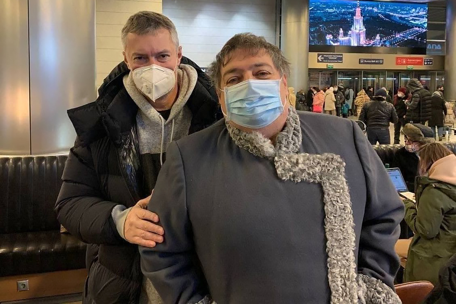 Евгений Ройзман (слева) и Дмитрий Быков (справа) в аэропорту Внуково. 17 января 2021 года.