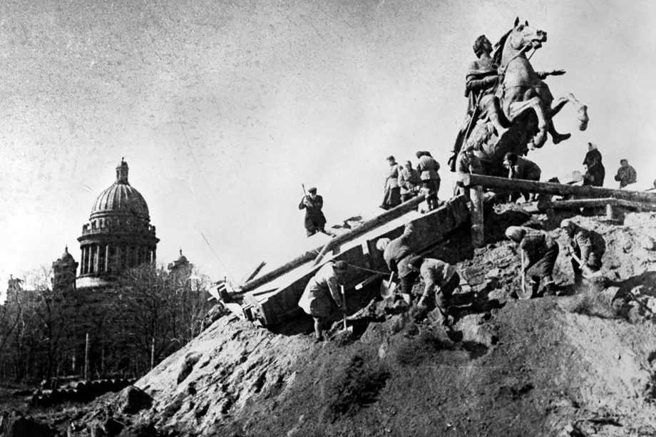 «Медный всадник» на площади Декабристов закладывают мешками с землёй и песком и закрывают брёвнами и досками. 8 сентября 1941 года.