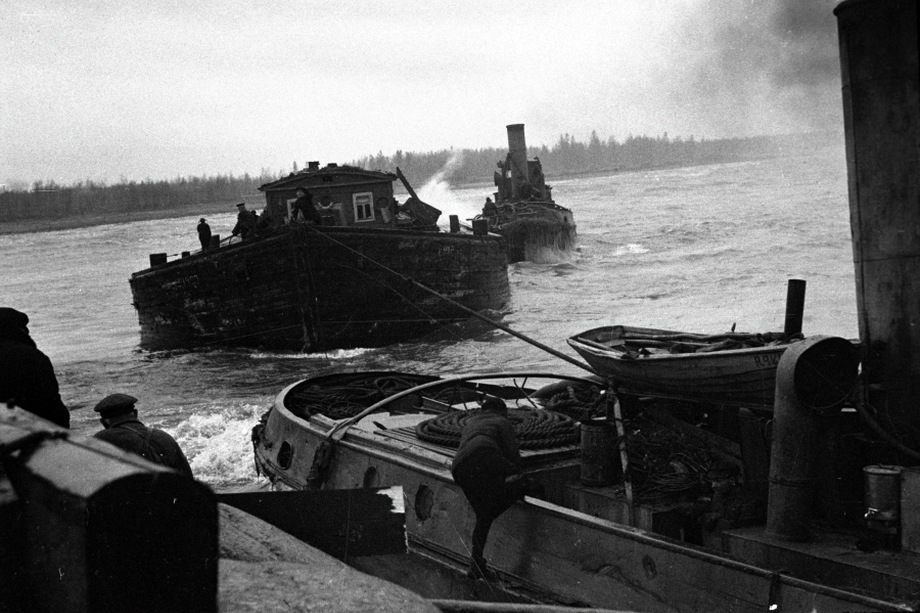 Катера доставляют продукты по Ладожскому озеру в блокадный Ленинград. 1 сентября 1942 года.