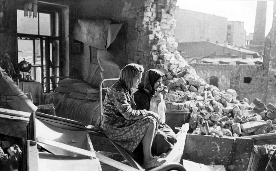 Две женщины среди обломков после немецкой бомбардировки Ленинграда. 1942 год.