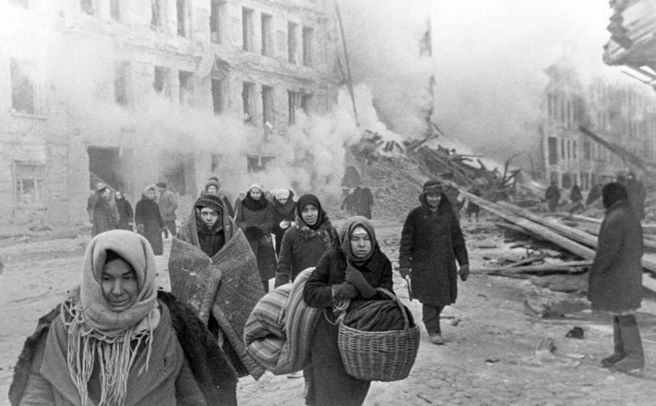 Жители блокадного Ленинграда выходят из бомбоубежища после сигнала об отбое тревоги. 10 декабря 1942 года.