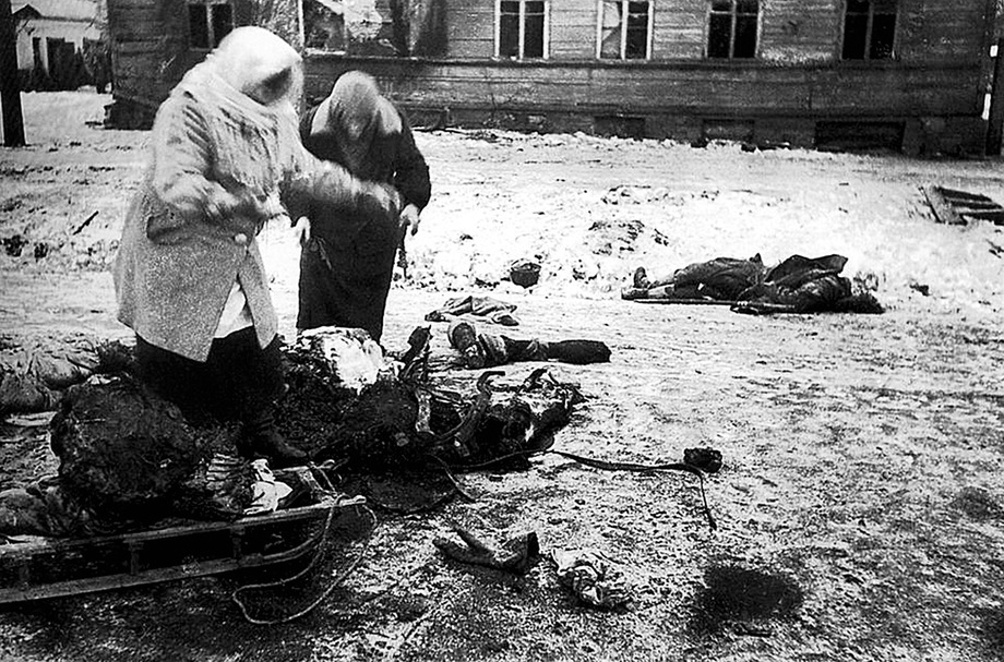 Две женщины собирают останки лошади для пропитания во время блокады Ленинграда. 1941 год.