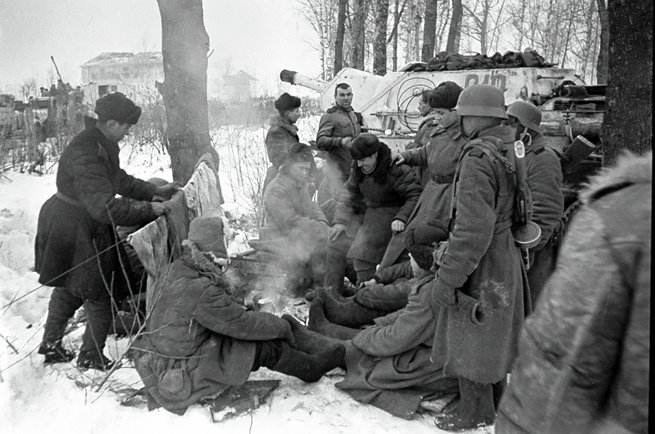 Стратегическая наступательная операция по прорыву блокады Ленинграда. Танкисты отдыхают на привале. 20 января 1943 года.