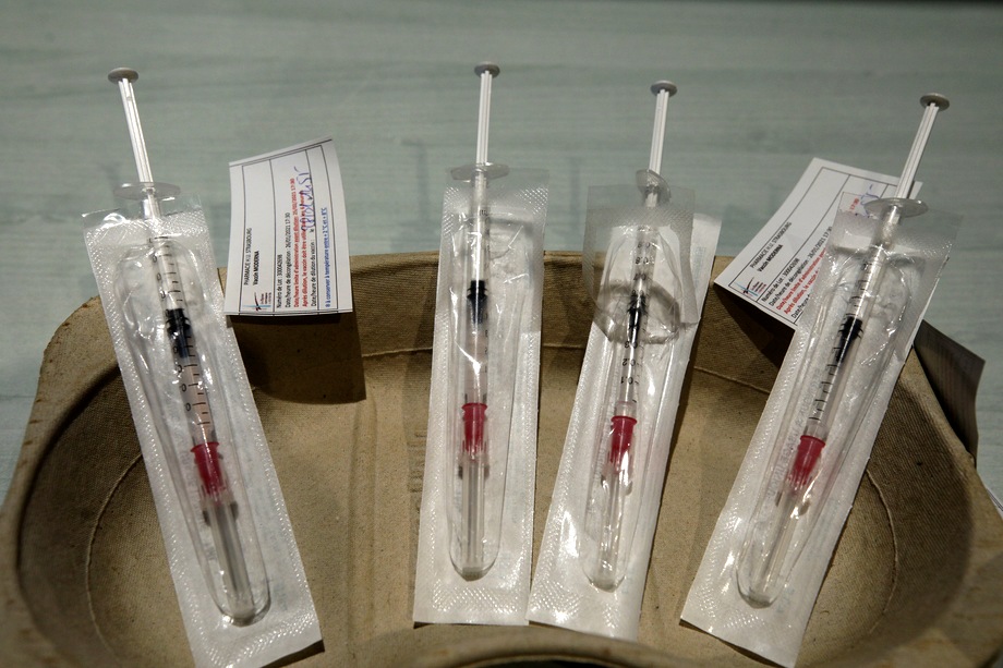 Поставки вакцин в больницы будут приостановлены из-за ограниченных запасов инъекций.