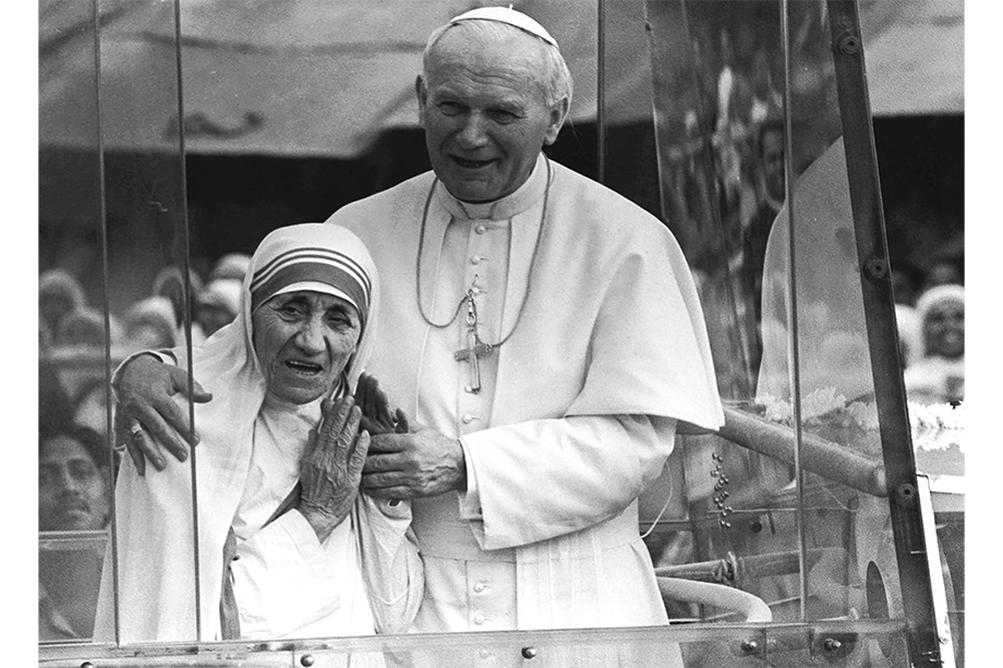 Февраль 1986 года. Калькутта, Индия. Иоанн Павел II катает мать Терезу на «папамобиле» рядом с Калигхатским домом для умирающих.