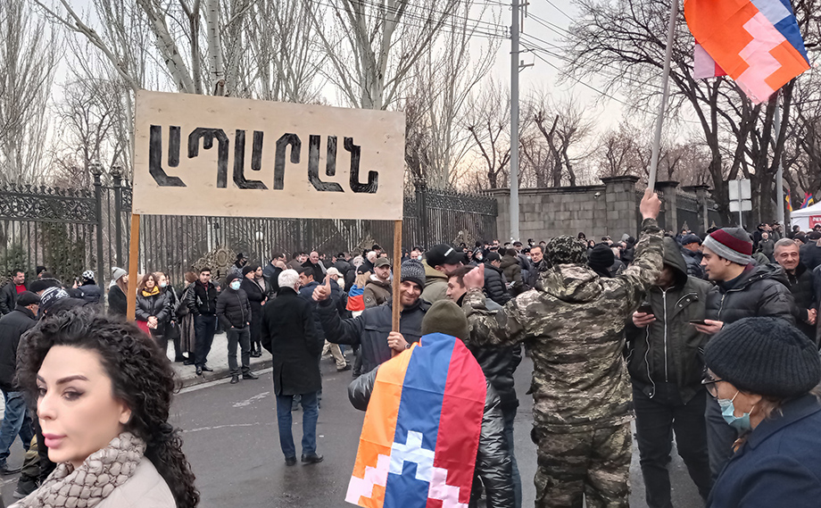 В Ереване проходят сразу два шествия сторонников и противников действующего премьер-министра Армении.
