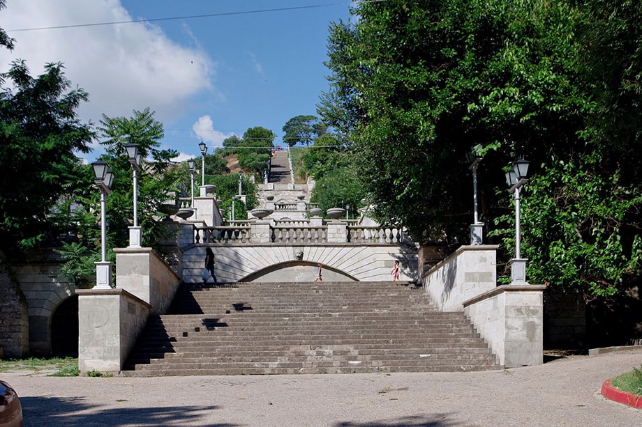 Неожиданно закончилась и реставрация Митридатских лестниц – объекта культурного наследия. По итогу работ, которые обошлись бюджету в 1,5 млрд рублей, процесс разрушения памятника ускорился.