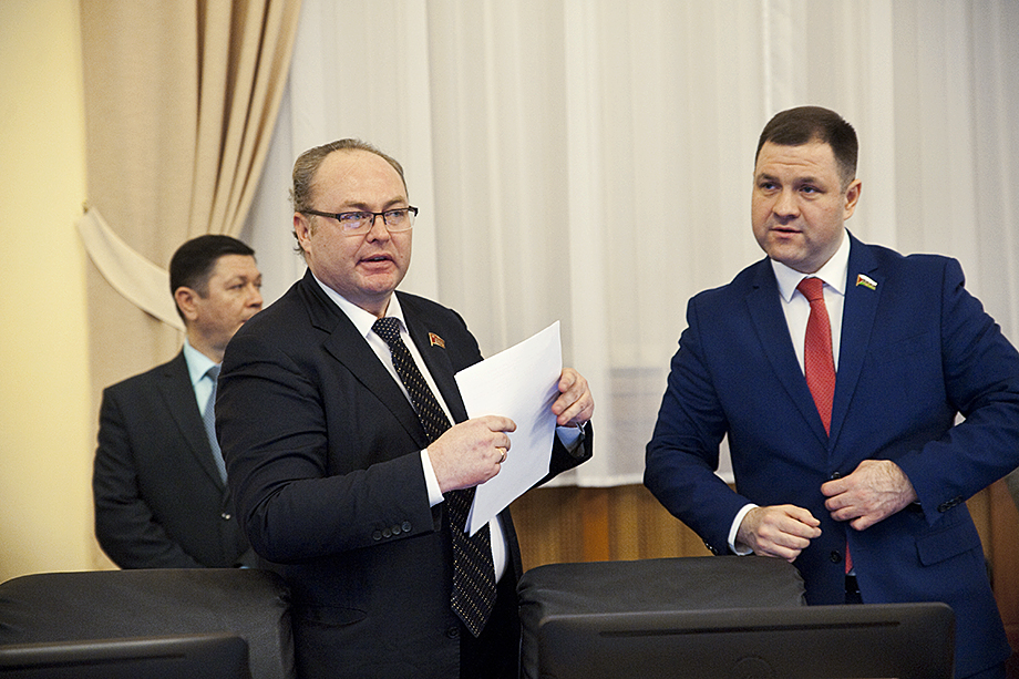 Антон Чупрунов является помощником депутата от КПРФ Юрия Юхневича (на фото слева).