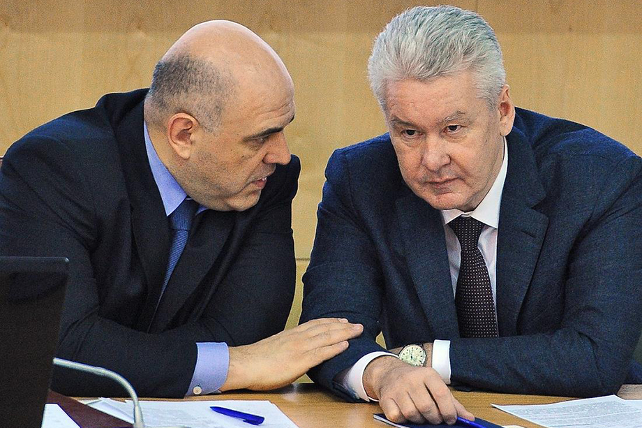 Заоблачные политические амбиции московского мэра (на фото справа) сглаживает кадровыми перестановками Михаил Мишустин (на фото слева).