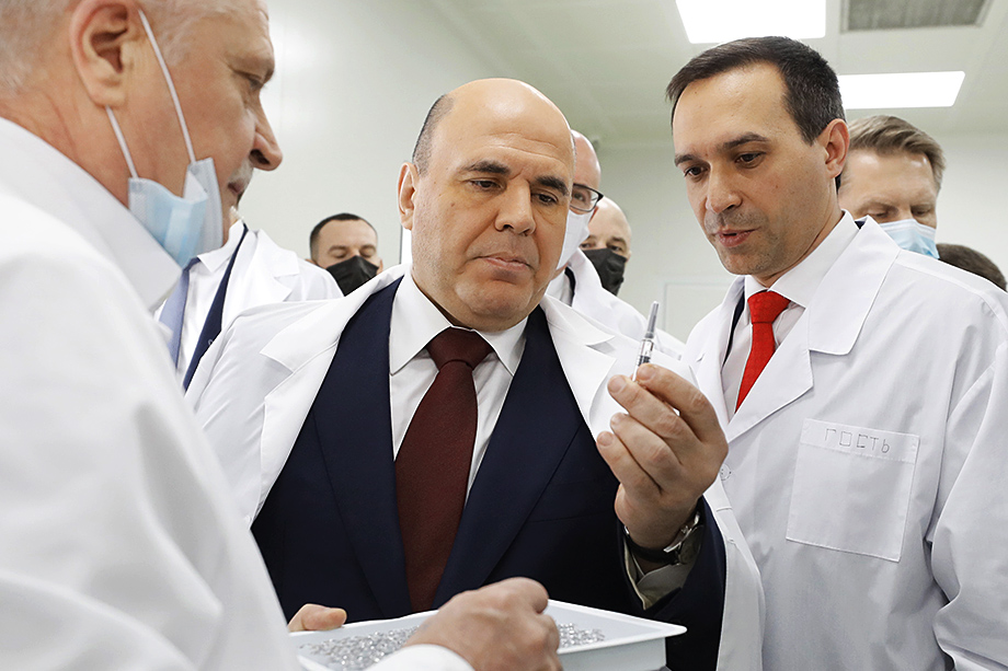 Несмотря на десятки предложений из-за рубежа о покупке вакцины, специалисты «Вектора» ставят вакцинацию россиян в приоритет.