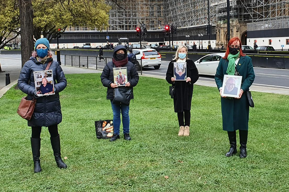 Группа «Потерявшие из-за COVID-19 родственников за справедливость» (Covid-19 Bereaved Families for Justice) угрожает заставить министров начать расследование по суду.