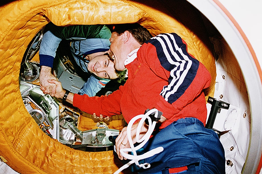 29 июня 1995 года. Командир миссии STS-71 Роберт Гибсон (в красном) сжимает руку Владимира Дежурова, командира «Мир-18», после стыковки американского шаттла «Атлантис» с российской космической станцией «Мир».