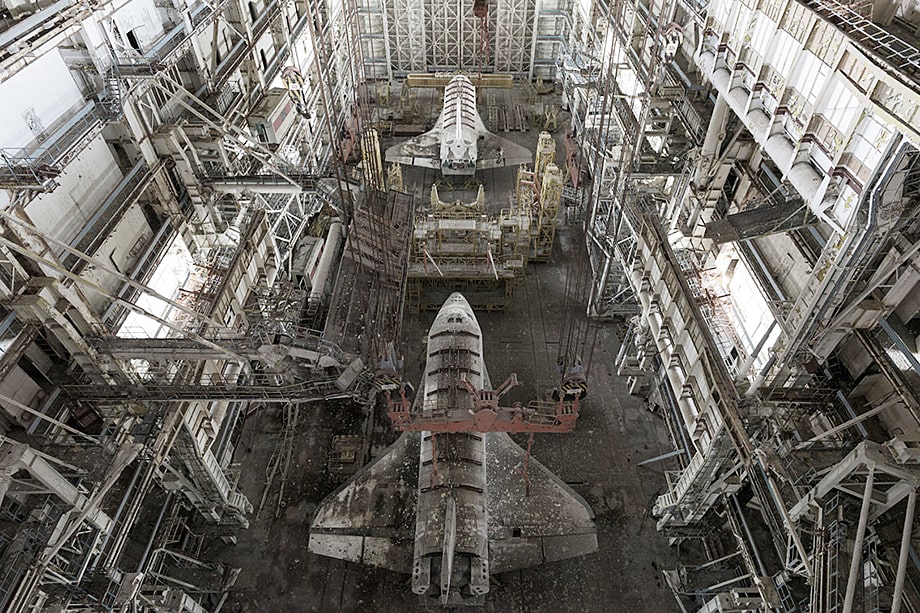 Заброшенный «Буран» и его тренировочная копия в одном из ангаров космодрома Байконур.