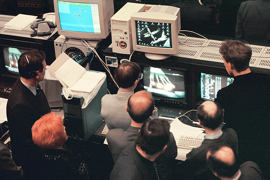23 марта 2001 года. Российские инженеры в ЦУП наблюдают за разрушением станции «Мир» при входе в атмосферу Земли.