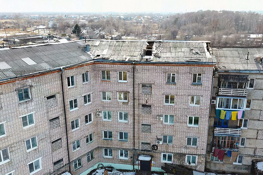 Состояние крыши жилого дома в посёлке Эльбан в Амурском районе Хабаровского края. В квартирах на последних этажах жить невозможно.