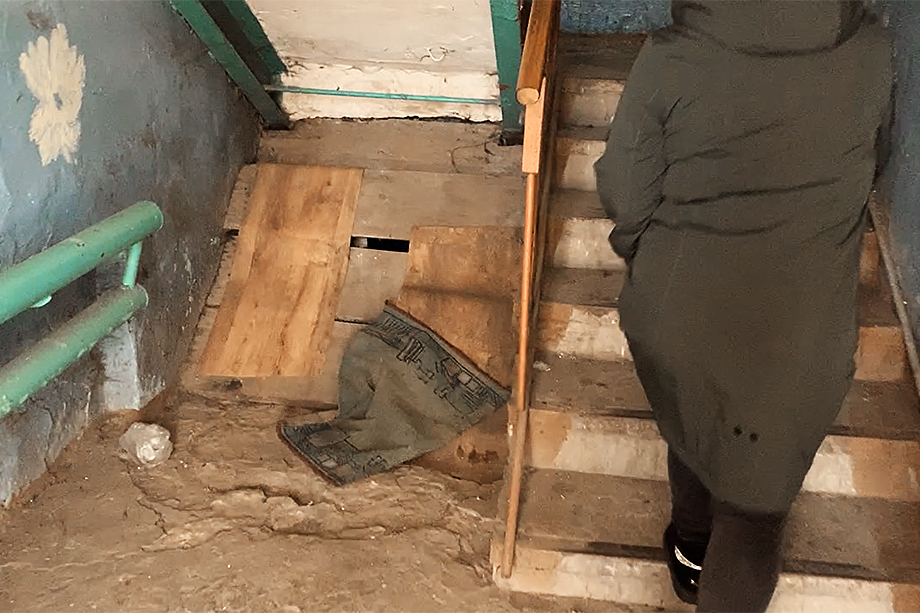 Подъезд жилого дома в посёлке Эльбан с прикрытым самими жителями дома лазом в подвальное помещение.