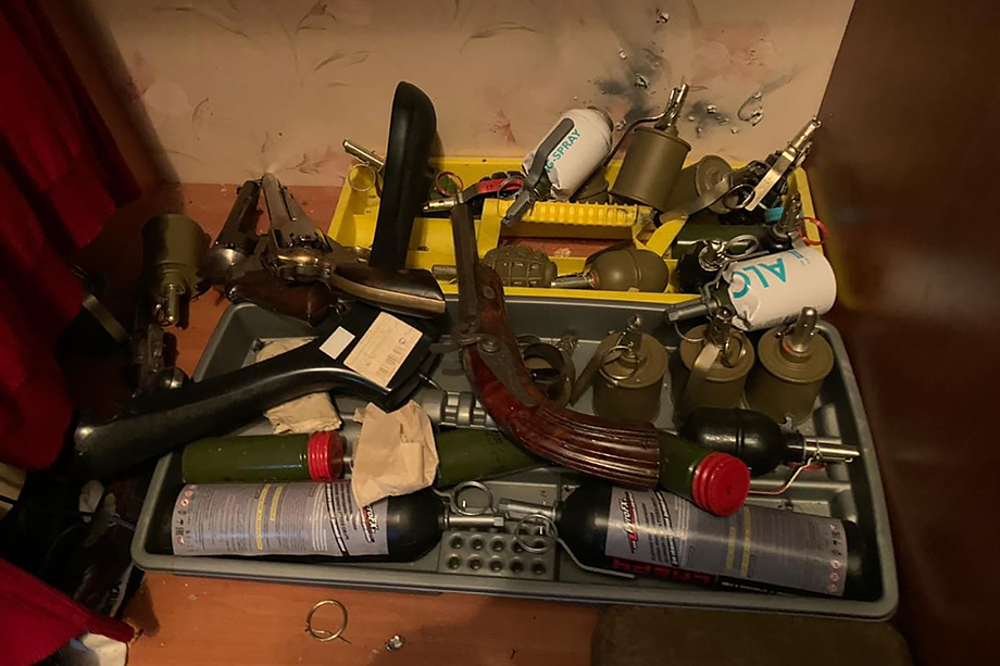 Накануне погибший мужчина открыл стрельбу по силовикам из окна своего дома.