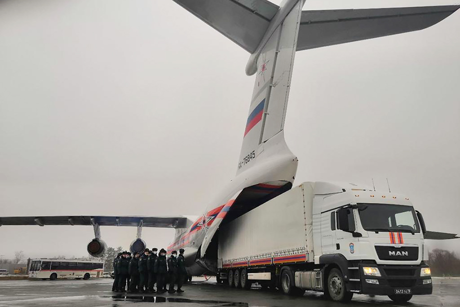 В качестве гуманитарной помощи населению МЧС направит в Ашхабад медицинские изделия общим весом около 12 тонн.