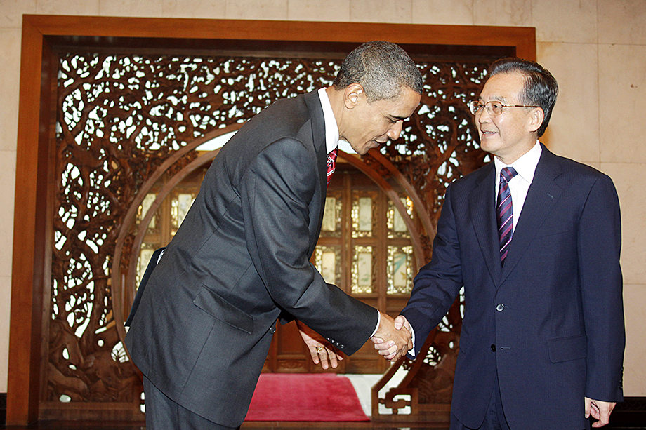 На конференции ООН по климату в 2009 году премьер-министр Китая Вэнь Цзябао (справа) променял встречу с Бараком Обамой (слева) на переговоры с Бразилией, Индией и ЮАР.