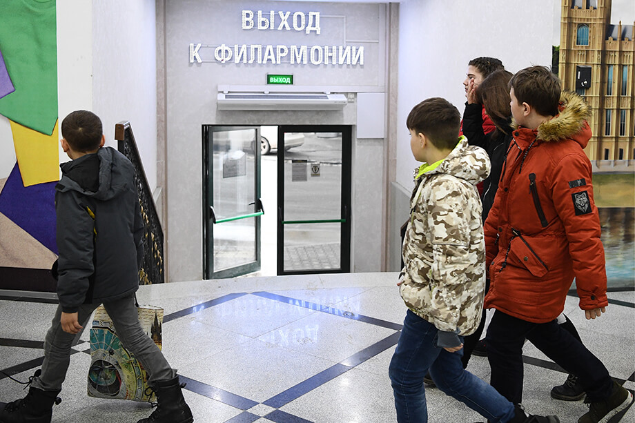 Депутат свердловского заксобрания Владимир Смирнов пожаловался, что подростки оккупируют крупные фуд-корты и магазины, проводят там свободное время.